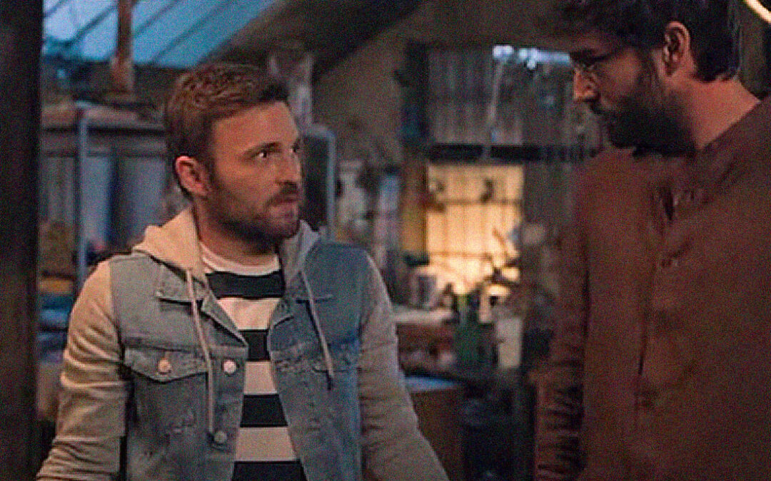 ADAM JEZIERSKI EN LA PELÍCULA ‘PARED CON PARED’