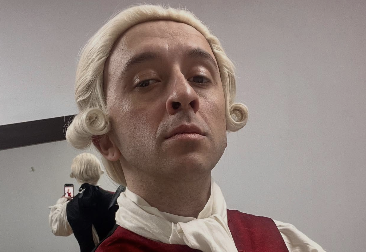 Mario Alonso, Exalumno de Work In Progress como sirviente en la serie La vida breve de Movistar Plus+