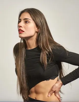 SCR-20251115-isxr Elena Maroto interpretando una escena en el aula de Estudio Work In Progress Madrid