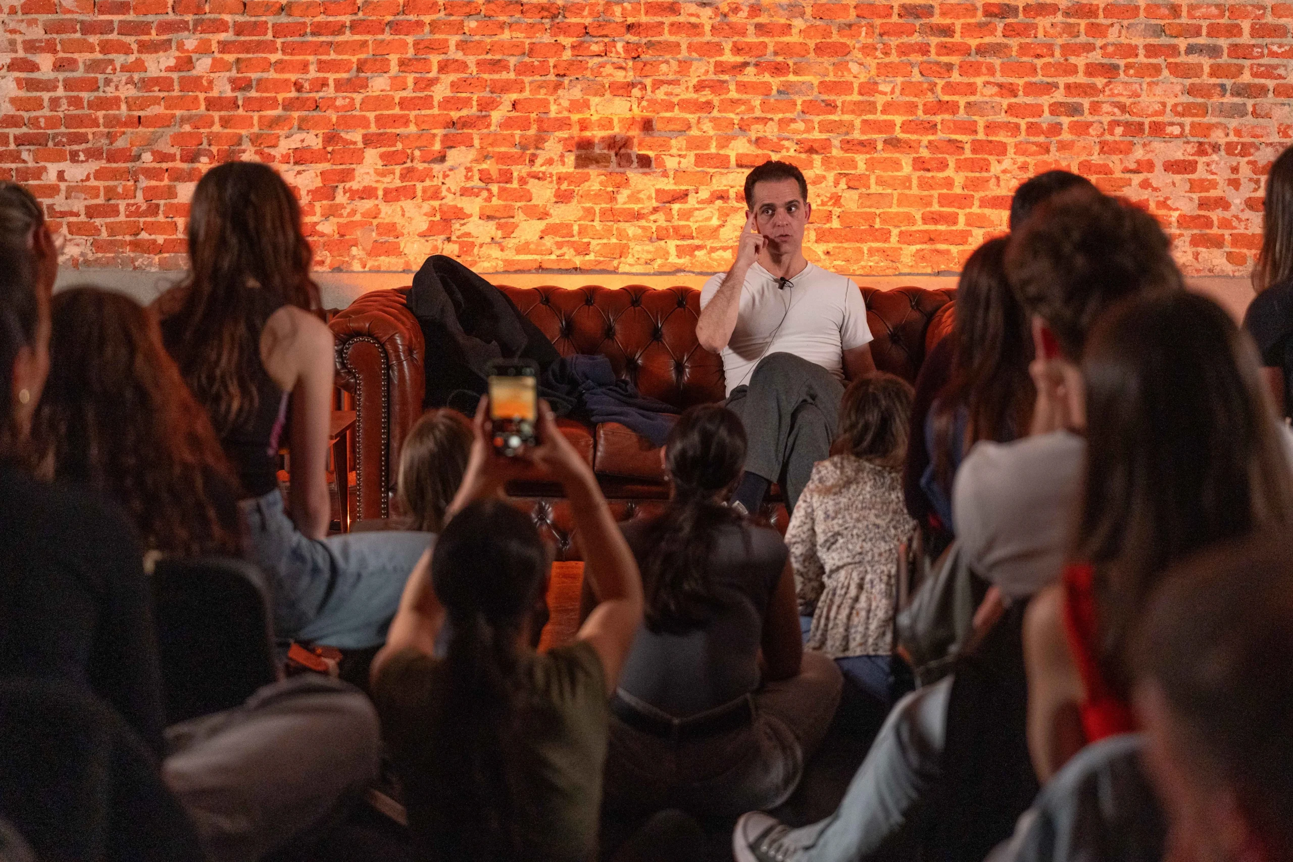 Pedro Alonso compartiendo claves sobre interpretación con actores en formación