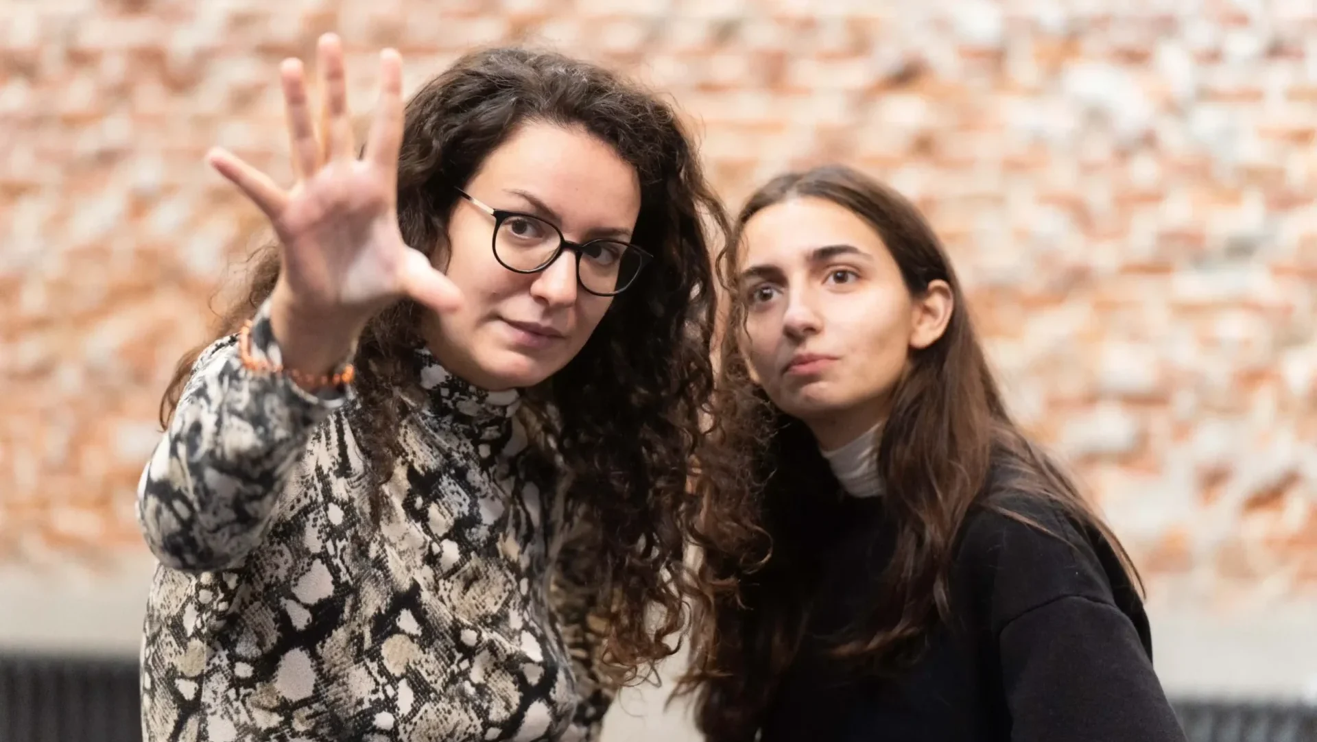 verdad-escenica-interpretacion Actores en formación explorando la espontaneidad y autenticidad en escena